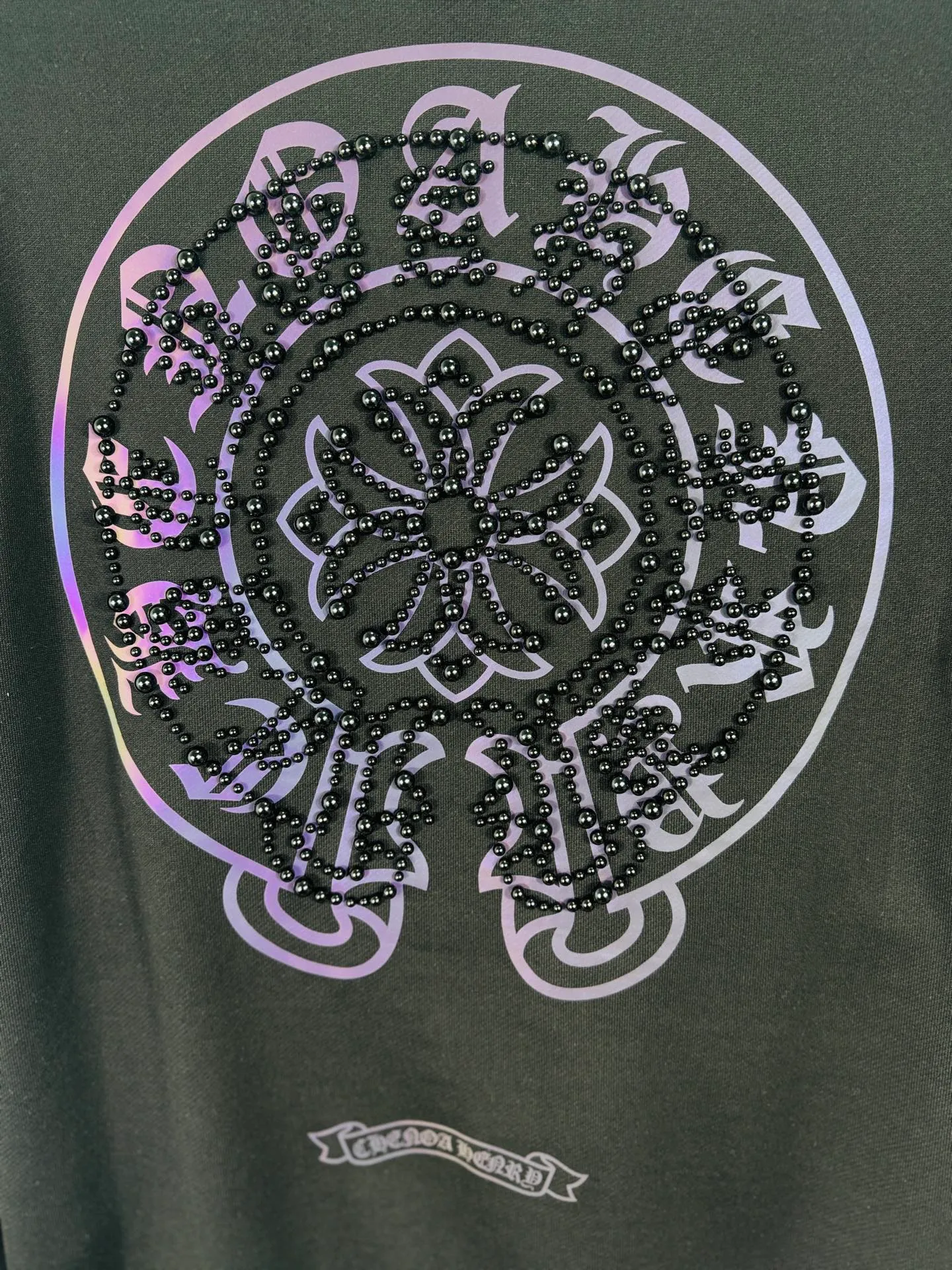 P250 top version, real shot without P, ​​different from market currency) 𝗖𝗵𝗿𝗼𝗺𝗲 𝗛𝗲𝗮𝗿𝘁𝘀/Cro Heart 2025 Reflective Embroidered Beads Compass Embroidered Autumn and Winter New Original Counter American Laser Burnt 3D Pearl Embroidered Couple Casual Sweater 👑The highest version! Customized fabric 420g tripe terry fabric! American acid-washed and distressed original fabric laser burnt ✟appliqué embroidery and exquisite embroidery of letters! The best-selling model in the counter, very comfortable to wear. Accessories: original molded and authenticated collar label➕100% silk wash label. Genuine purchase-grade original hangtag➕matching hanging rope➕3D hanging beads➕original packaging bag. Craftsmanship: The original version has consistent wiring! The highest version of the armhole matching technique! Color: Black White Size: S M L XL Style No.: 9315